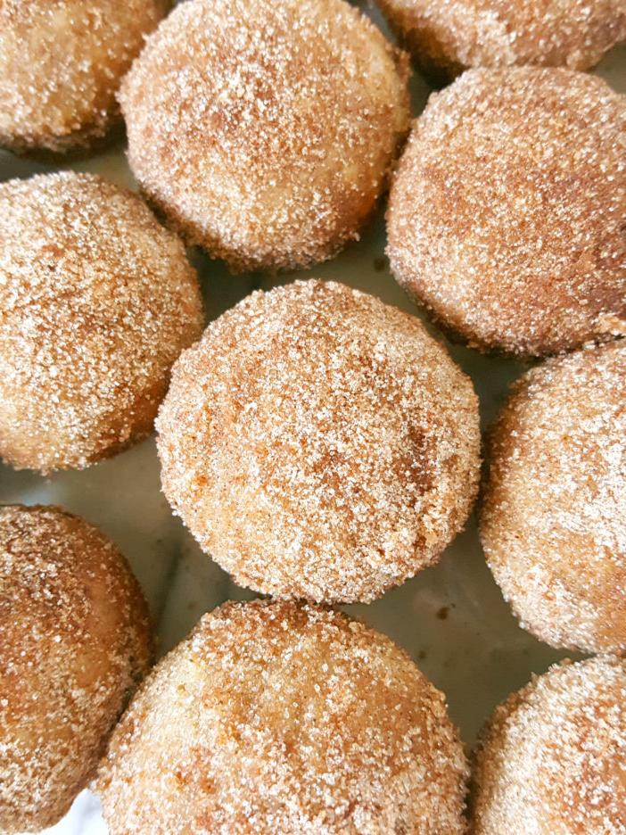 Mini Old-Fashioned Cinnamon Sugar Sour Cream Donut Muffins - Easy recipe for baked cinnamon sugar doughnuts in a mini muffin pan. | Beat Bake Eat
