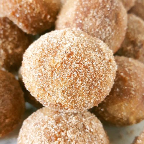 Mini Old-Fashioned Cinnamon Sugar Sour Cream Donut Muffins - Easy recipe for baked cinnamon sugar doughnuts in a mini muffin pan. | Beat Bake Eat
