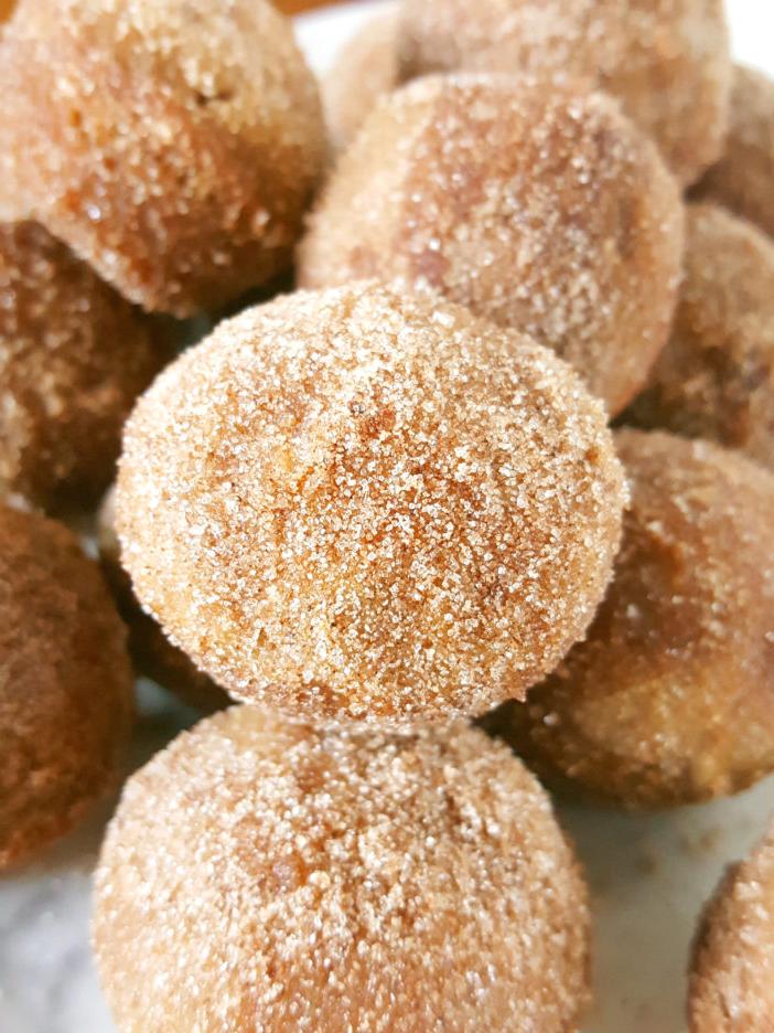 Mini tarçın, şeker ve kremalı donut muffinleri.