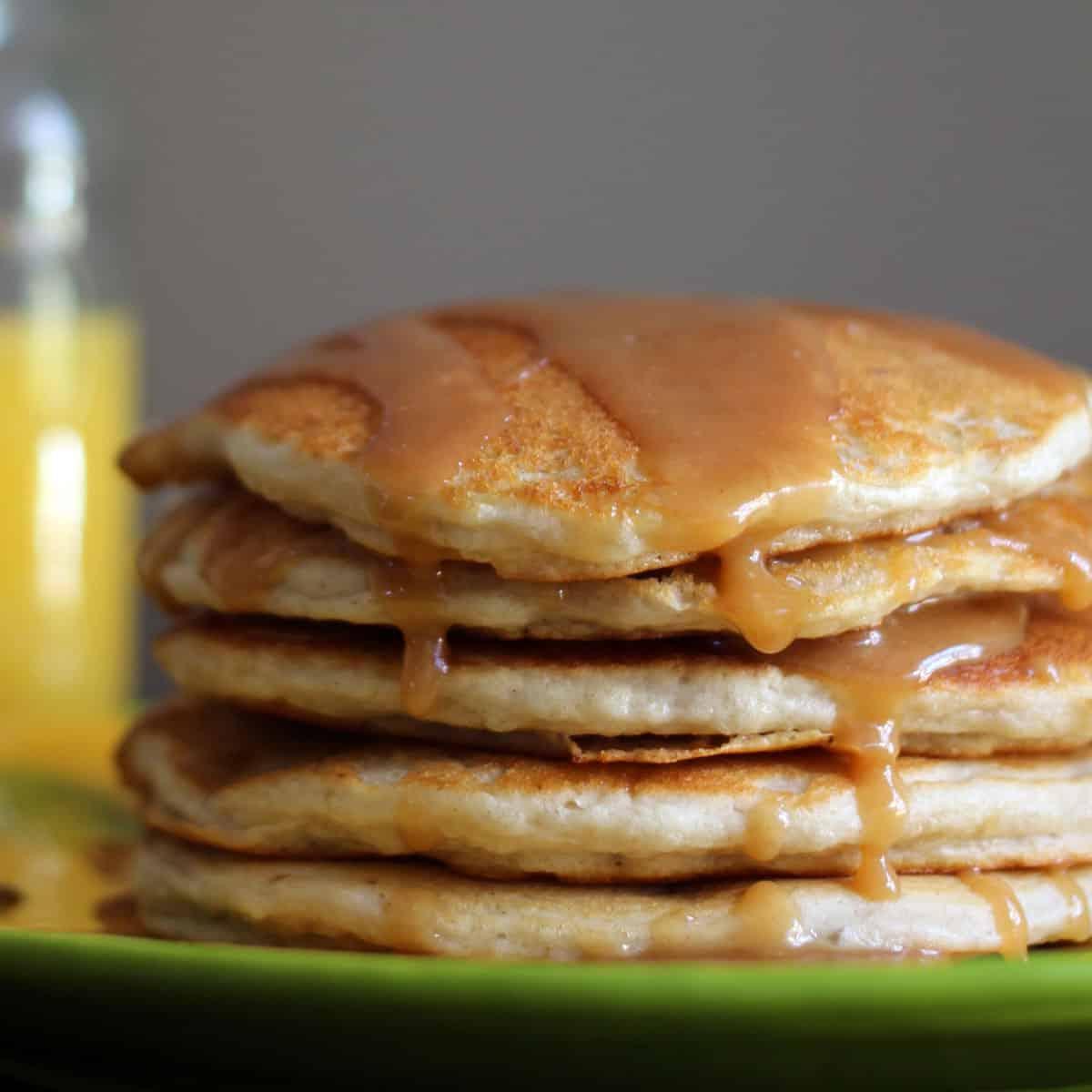 Fıstık ezmesi şurubu (Vegan) ile Banana Bisquick Pancakes