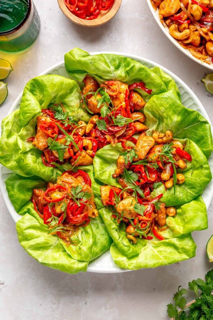 Sichuan Tavuklu Marul Dürümü: Hafif ve Lezzetli Uzak Doğu Deneyimi